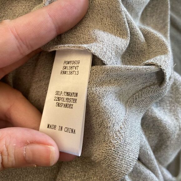 Doe & Rae grey sleeveless top with button detail size small - Picture 4 of 9